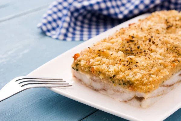 Cazuela Pescado Blanco Con Queso Sobre Fondo Madera Azul —  Fotos de Stock