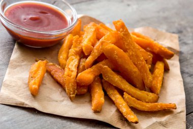 Tatlı patates kızartması ve ketçap sosu ahşap tablo