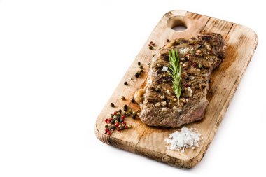 Beyaz arka plan üzerinde izole ızgara sığır eti biftek. Boşaltmak