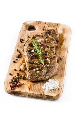 Beyaz arka plan üzerinde izole ızgara sığır eti biftek