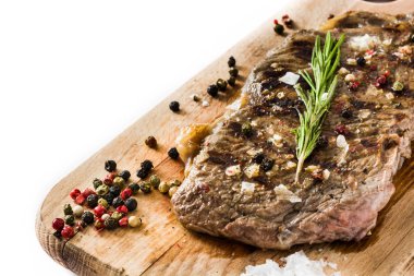 Beyaz arka plan üzerinde izole ızgara sığır eti biftek