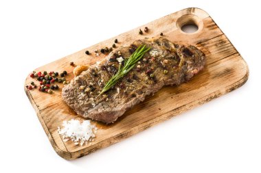 Beyaz arka plan üzerinde izole ızgara sığır eti biftek