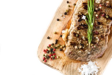 Beyaz arka plan üzerinde izole ızgara sığır eti biftek. Boşaltmak