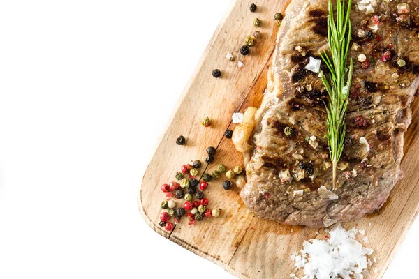 Beyaz arka plan üzerinde izole ızgara sığır eti biftek. Boşaltmak