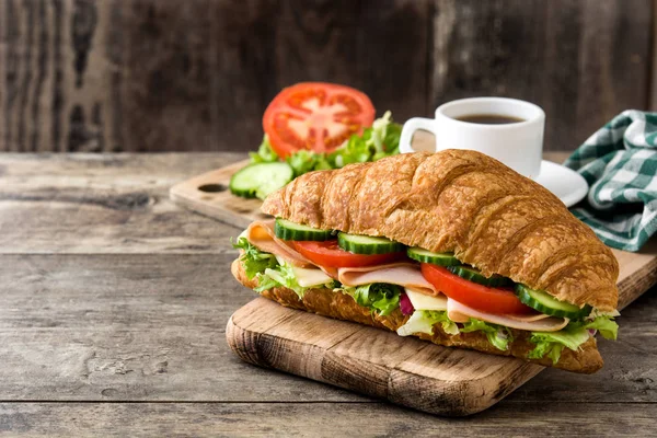 Sanduíche Croissant Com Queijo Presunto Legumes Mesa Madeira Espaço Cópia — Fotografia de Stock