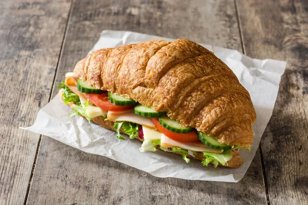 Sanduíche Croissant Com Queijo Presunto Legumes Mesa Madeira — Fotografia de Stock