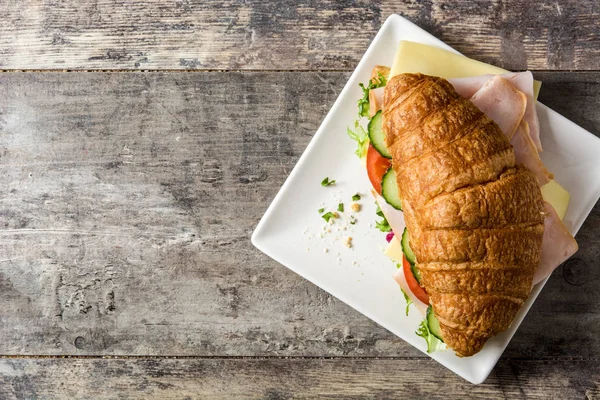 Sanduíche Croissant Com Queijo Presunto Legumes Mesa Madeira Visão Superior — Fotografia de Stock