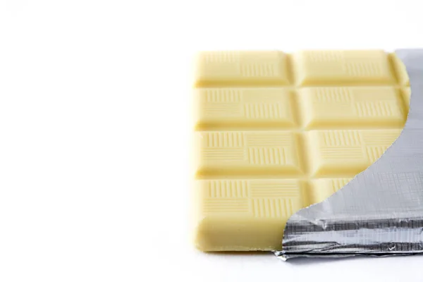 Beyaz Arka Plan Üzerinde Izole Beyaz Çikolata Boşaltmak — Stok fotoğraf