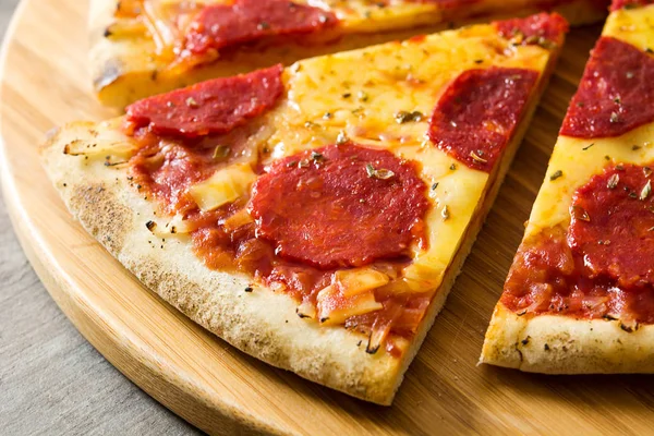 Pizza Piccante Piccante Tavola Legno — Foto Stock