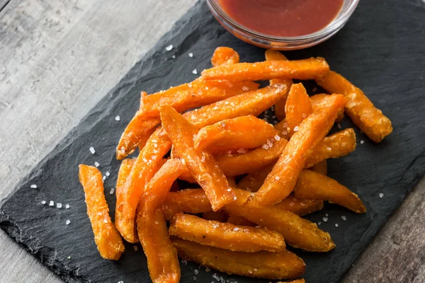 Patate Dolci Fritte Salsa Ketchup Sul Tavolo Legno — Foto Stock