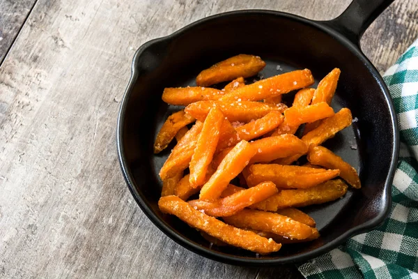 Patate Dolci Fritte Padella Sul Tavolo Legno — Foto Stock