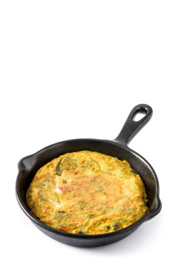 Yumurta ve beyaz arka plan üzerinde izole sebzeler demir tavada frittata yapmış. Boşaltmak