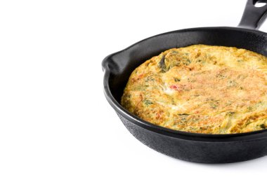 Yumurta ve beyaz arka plan üzerinde izole sebzeler demir tavada frittata yapmış. Boşaltmak