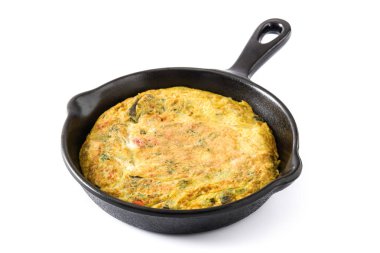 Yumurta ve beyaz arka plan üzerinde izole sebzeler demir tavada frittata yapılmış