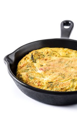 Yumurta ve beyaz arka plan üzerinde izole sebzeler demir tavada frittata yapılmış