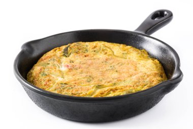 Yumurta ve beyaz arka plan üzerinde izole sebzeler demir tavada frittata yapılmış