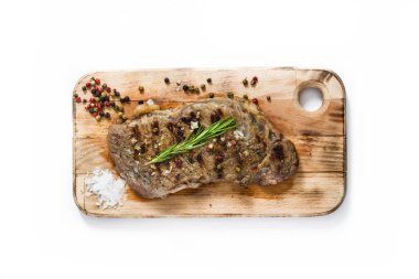 Beyaz arka plan üzerinde izole ızgara sığır eti biftek. Üstten görünüm. 