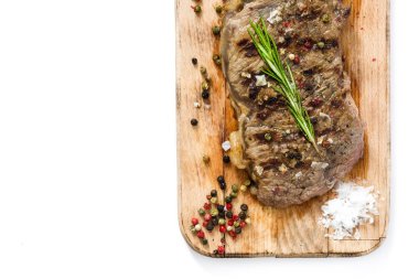 Beyaz arka plan üzerinde izole ızgara sığır eti biftek. Üstten görünüm. Boşaltmak