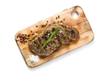 Beyaz arka plan üzerinde izole ızgara sığır eti biftek. Üstten görünüm. 