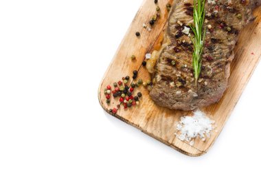 Beyaz arka plan üzerinde izole ızgara sığır eti biftek. Üstten görünüm. Boşaltmak