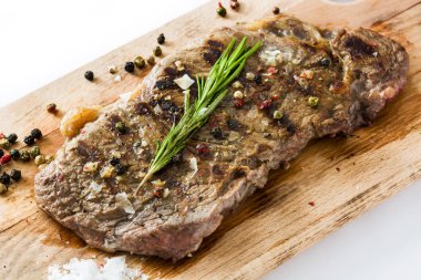 Beyaz arka plan üzerinde izole ızgara sığır eti biftek. 