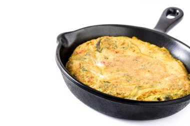Yumurta ve beyaz arka plan üzerinde izole sebzeler demir tavada frittata yapılmış