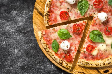 İtalyan pizza dilim domates, peynir ve siyah taş fesleğen ile. Üstten görünüm. Boşaltmak