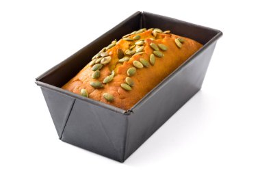 Beyaz arka plan üzerinde izole ev yapımı kabak ekmek. 