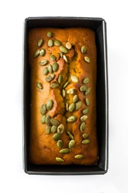 Beyaz arka plan üzerinde izole ev yapımı kabak ekmek. Üstten görünüm