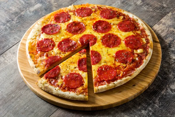 Hot Italienska Pepperoni Pizza Träbord — Stockfoto
