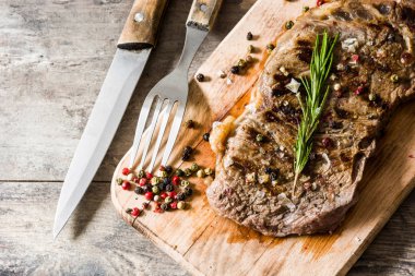 Izgara Dana biftek ve baharatlı rustik ahşap zemin üzerine