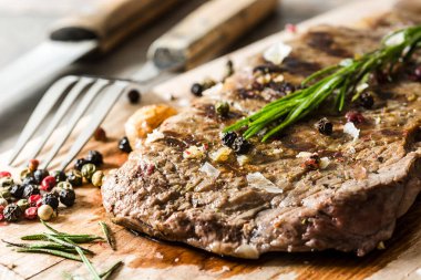 Izgara Dana biftek ve baharatlı rustik ahşap zemin üzerine