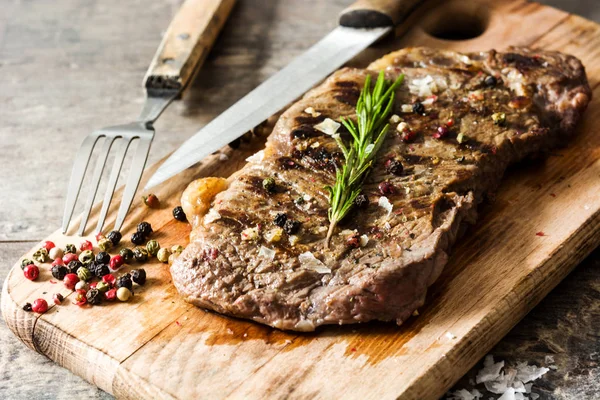 Izgara Dana biftek ve baharatlı rustik ahşap zemin üzerine