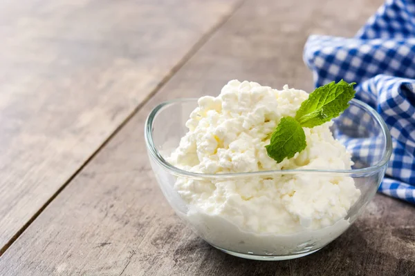 Frischer Quark Einer Kristallschüssel Auf Einem Holztisch Kopierraum — Stockfoto