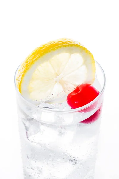 Cóctel Clásico Tom Collins Sobre Fondo Blanco — Foto de Stock