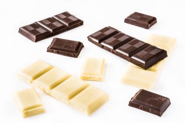 Beyaz arka plan üzerinde izole siyah ve beyaz çikolata bar