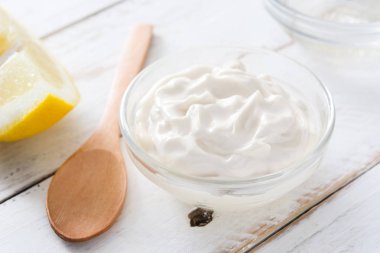 Ekşi krema kristal kase Beyaz ahşap tablo