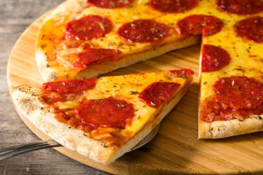 Ahşap masa üzerinde sıcak İtalyan biberli pizza.