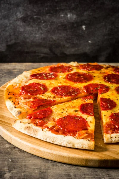 Pizza Piccante Piccante Tavola Legno — Foto Stock