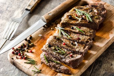 Izgara Dana biftek ve baharatlı rustik ahşap zemin üzerine
