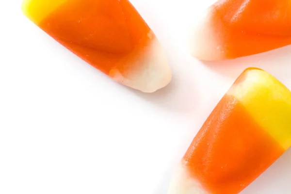 典型的万圣节糖果玉米在白色背景下分离 顶部视图 — 图库照片
