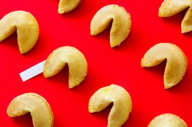 Fal kurabiyesi desen kırmızı zemin üzerine