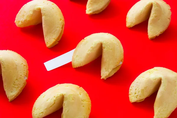 Patrón Galletas Fortuna Sobre Fondo Rojo —  Fotos de Stock