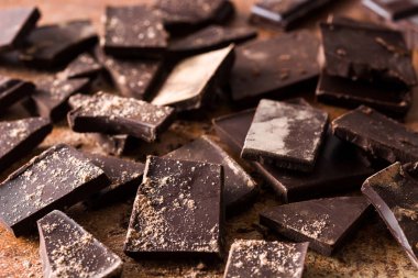 Kahverengi zemin üzerinde kırık çikolata parçaları