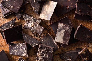 Kahverengi zemin üzerinde kırık çikolata parçaları