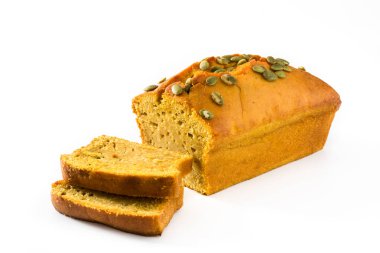 Beyaz arka plan üzerinde izole ev yapımı kabak ekmek