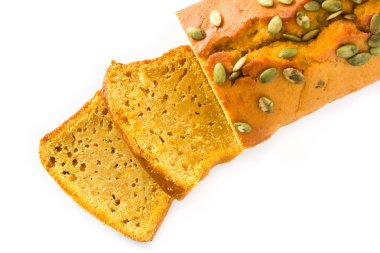 Beyaz arka plan üzerinde izole ev yapımı kabak ekmek