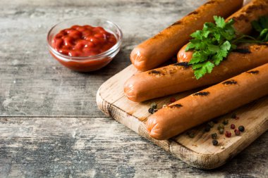 Ahşap masa ketçap ile ızgara sosis