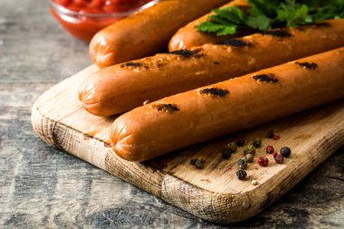 Ahşap masa ketçap ile ızgara sosis