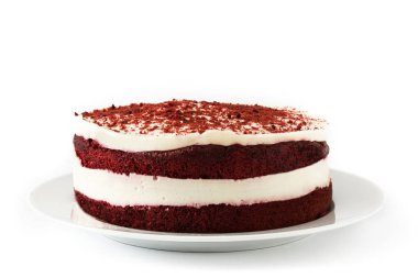 Beyaz arka planda izole edilmiş kırmızı kadife pasta.